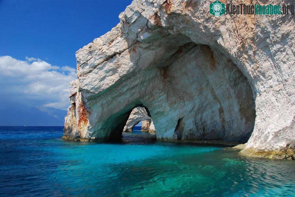 Nghĩa là chẳng cần photoshop, không cần bất cứ một phép chính sửa nào, Zakynthos vẫn là thiên đường trong mắt những người đã ngắm nhìn nó dù chỉ qua những tấm hình.