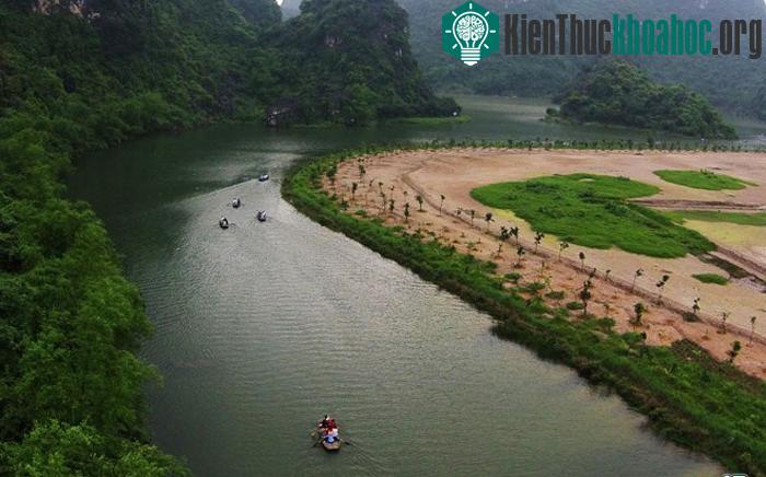 Danh thắng Tràng An với cảnh quan thiên nhiên nổi bật, lịch sử văn hóa, đã dễ dàng chinh phục những du khách lần đầu ghé thăm. Tràng An có đầy đủ tiềm lực để vươn tầm trở thành khu du lịch mang tầm...