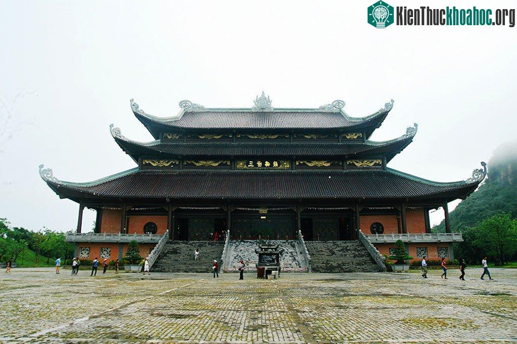 Nhìn từ xa, quần thể chùa Bái Đính nổi bật giữa những ngọn núi hùng vĩ.
