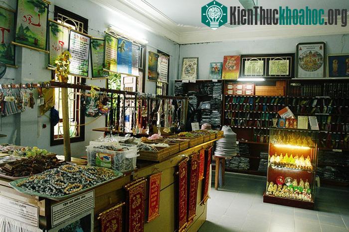 Ngoài ra, trong thiền viện còn có một gian nhà chuyên bán các loại sách, kinh về Phật pháp và cả những món quà lưu niệm được sản xuất tại chùa. Bạn có thể mua một vài món đồ để làm quà cho gia đình...