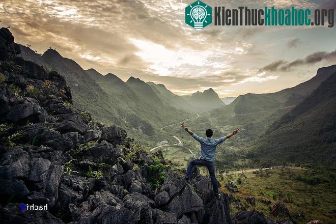 Quản Bạ - Yên Minh - Đồng Văn - Mèo Vạc - Du Già là một trong những cung đường cho người đam mê khám phá các vùng núi đá hoang sơ mà đầy cảm xúc. Khung cảnh thiên nhiên hùng vĩ mà khốc liệt, các ho...