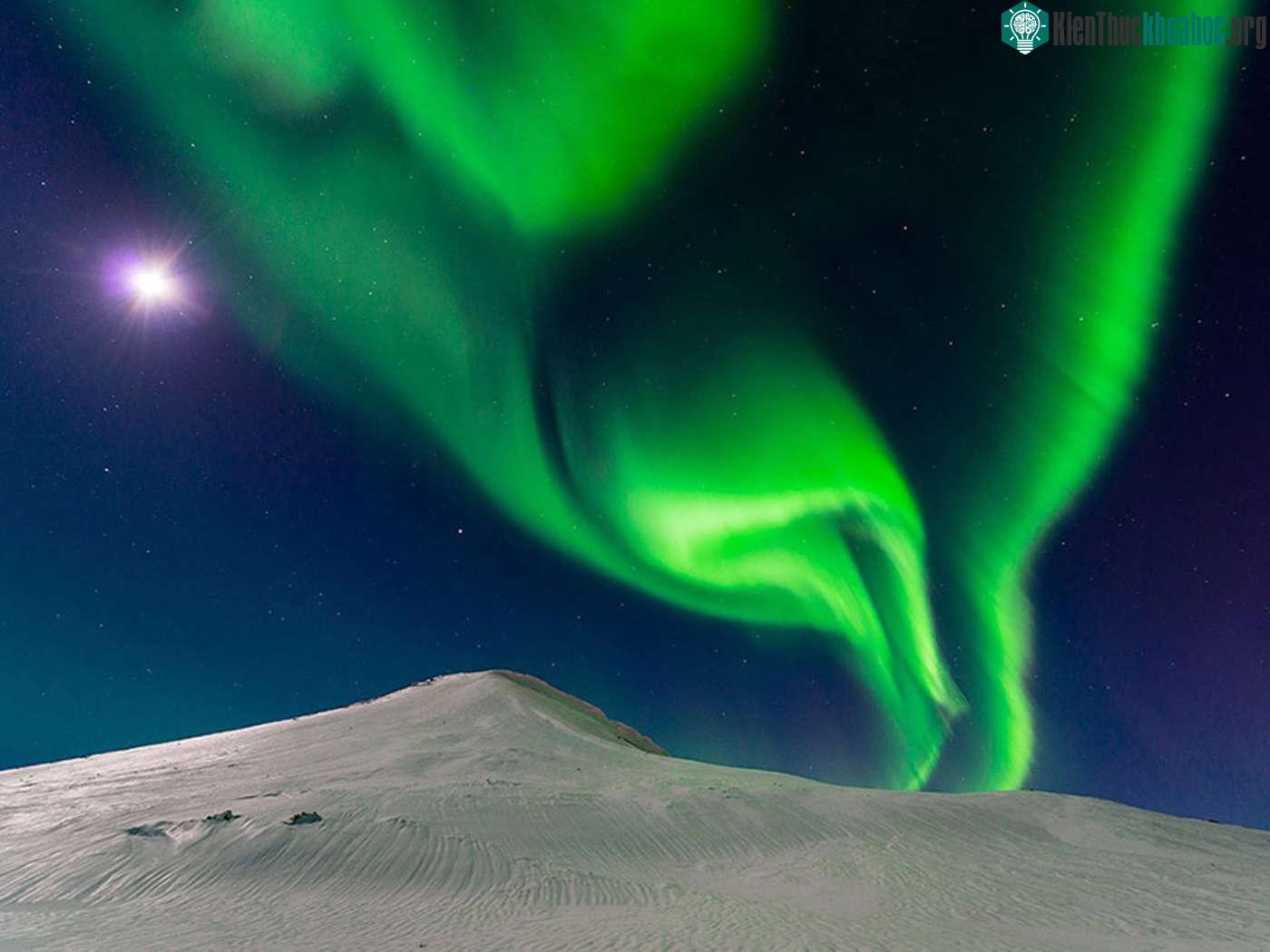 Dancing With The Moon. Cực quang ở Iceland.
