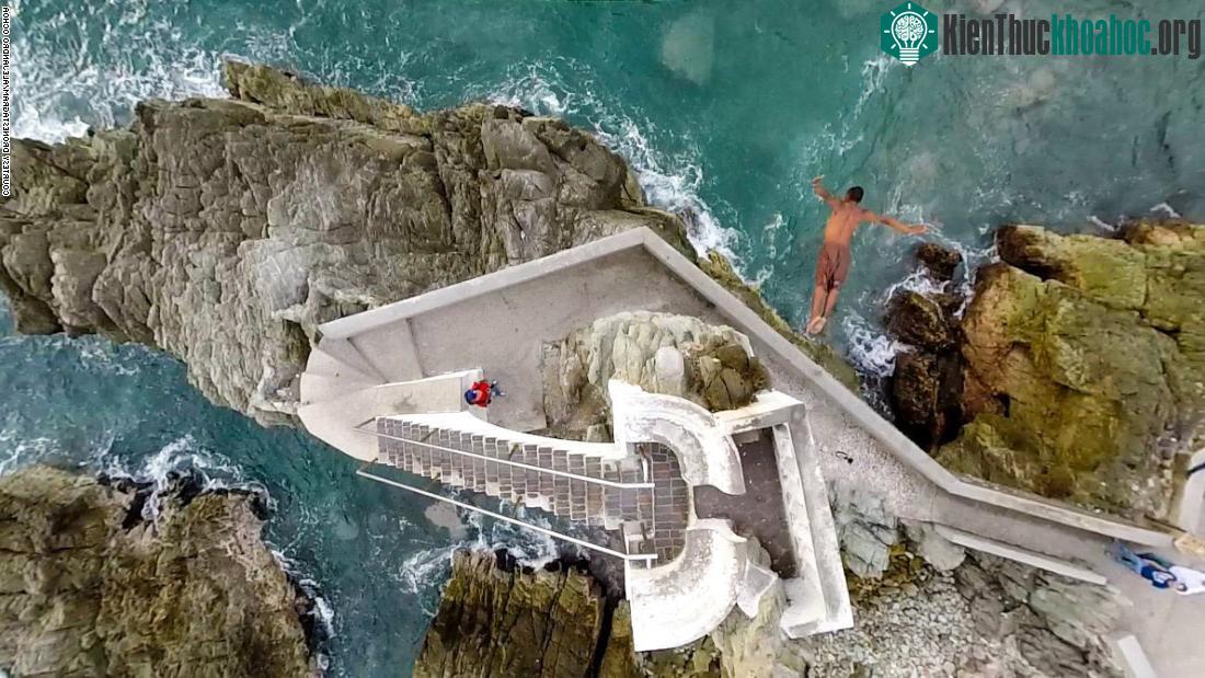 Tác giả bức ảnh chia sẻ: "Mỗi ngày tại Plazuela Sanchez Toboada, thành phố Mazatlan, Mexico, một thợ lặn kiếm sống bằng cách mạo hiểm nhảy xuống vách đá trong sự cổ vũ của đám đông du khách&qu...