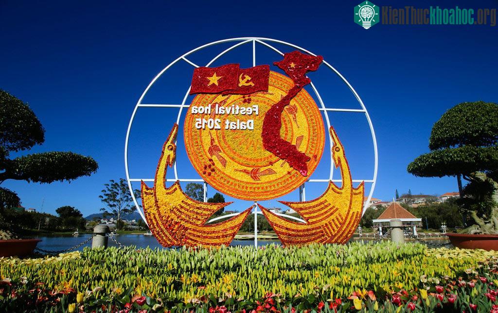 Nhiều hình tượng được kết từ hoa rất tỉ mỉ, công phu. Trong đó phải kể đến chiếc trống đồng có hình chim lạc và bản đồ đất nước Việt Nam.