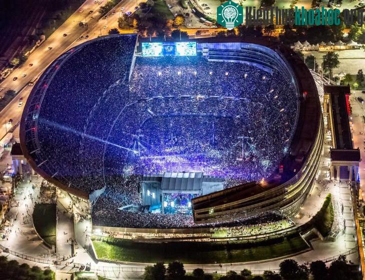 Các khối container ở một bến cảng tại Đức. Chương trình hòa nhạc Grateful Dead ở sân Soldier Field trong tour diễn Fare Thee Well ngày 5/7.