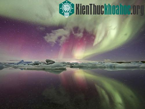 Những tảng băng khổng lồ lấp lánh dưới ánh mặt trời ở đầm băng Jökulsárlón, Iceland