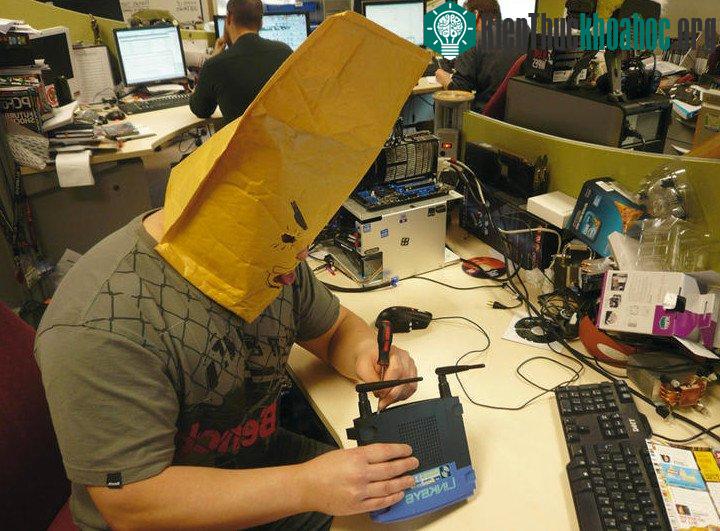 Hacker có thể sử dụng những chiếc ăng-ten có công suất lớn có khả năng dò được tất cả các kết nối không dây trong khu vực lân cận.
