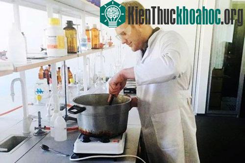 Nhà sáng chế đang pha trộn các hỗn hợp chế tạo ra dầu gội.
