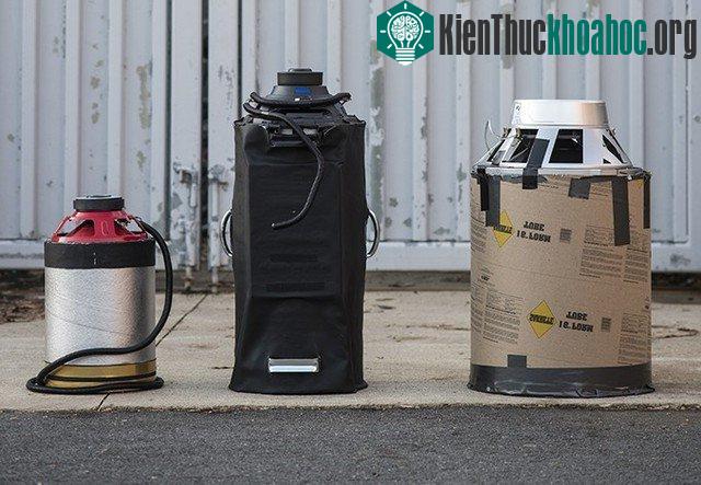 3 nguyên mẫu đầu tiên của thiết bị dập lửa bằng âm thanh, chiếc ngoài cùng bên phải là phiên bản hoàn tiện mới nhất.