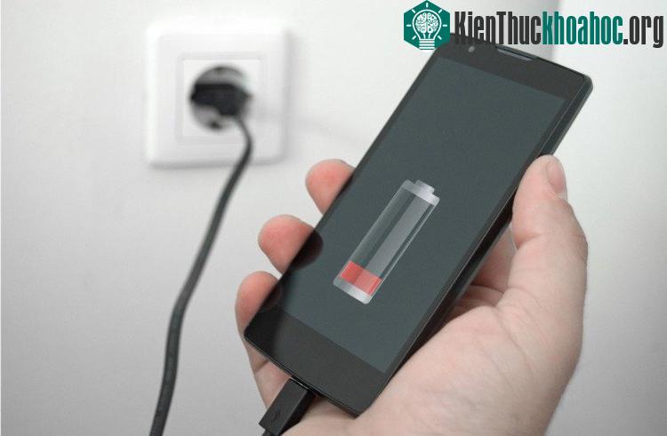 Nên nạp điện thoại thường xuyên và giữ năng lượng của pin ở mức lý tưởng từ 40% - 80%. (Ảnh: phonandroid).