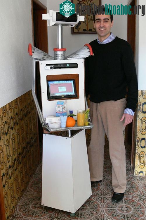 Chuyên gia Espingardeiro bên robot P37 S65 do ông phát minh. (Ảnh:&nbsp;ispr.info)