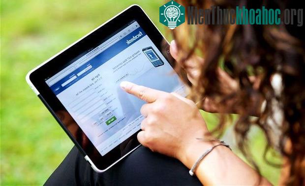 Đánh máy bằng iPad trong thời gian dài sẽ gây đau cơ ở một số bộ phận cơ thể. (Nguồn: Telegraph)
