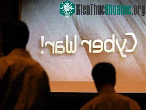 Hàng chữ “Chiến tranh không gian mạng – Cyber War” nhấp nháy trên màn hình tại một hội nghị an ninh mạng do Mỹ tổ chức