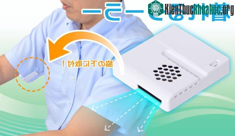 Lắp đặt rất đơn giản, chỉ bằng việc gắn nó dưới ống tay áo của bạn