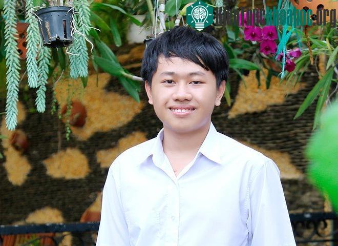 Nguyễn Anh Khoa cho biết mỗi ngày chỉ kịp ngủ 4-5 tiếng. Thời gian còn lại để đi học và làm phần mềm. (Ảnh: Nhân vật cung cấp).