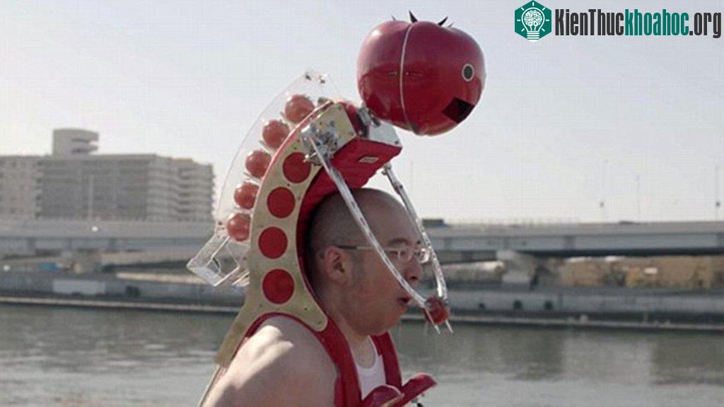 Tomatan – Máy đút cà chua cho vận động viên. Tomatan có hình dáng như một chiếc ba lô và thường được đặt trên vai các vận động viên. Chiếc máy này có thể chứa 6 quả cà chua cỡ vừa, khi kéo chiếc cầ...
