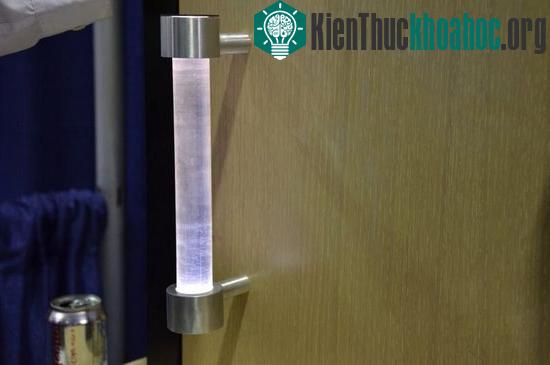 Tay nắm cửa diệt khuẩn bằng tia UV giá 13 USD