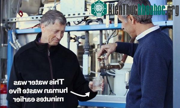 Bill Gates uống nước được cho ra từ chính phát minh mới của mình.