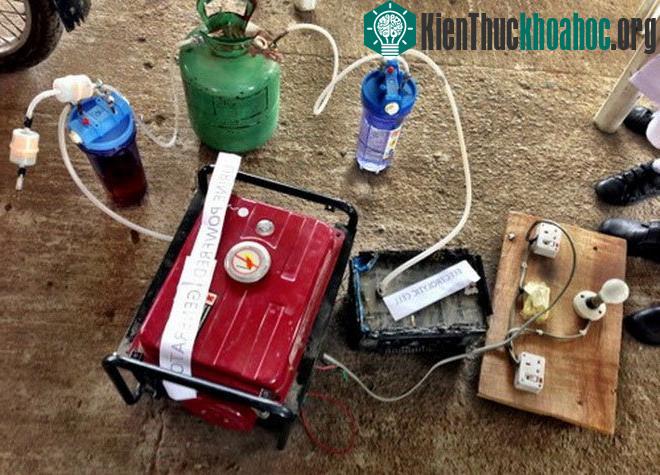 Chiếc máy phát điện chạy bằng nước tiểu - (Ảnh: Makerfaireafrica.com)