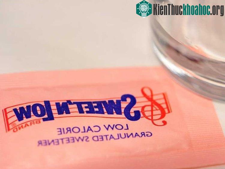Chất tạo ngọt được tìm thấy khi Constantine cố gắng tìm ra nguyên liệu thay thế cho nhựa đường.