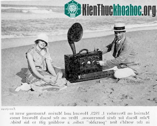 Hình ảnh Howard và chiếc máy Radio bắt sóng FM đầu tiên trong chuyến trăng mật cùng vợ mình​.&nbsp;(ảnh chụp năm 1923, nguồn: world.std)​
