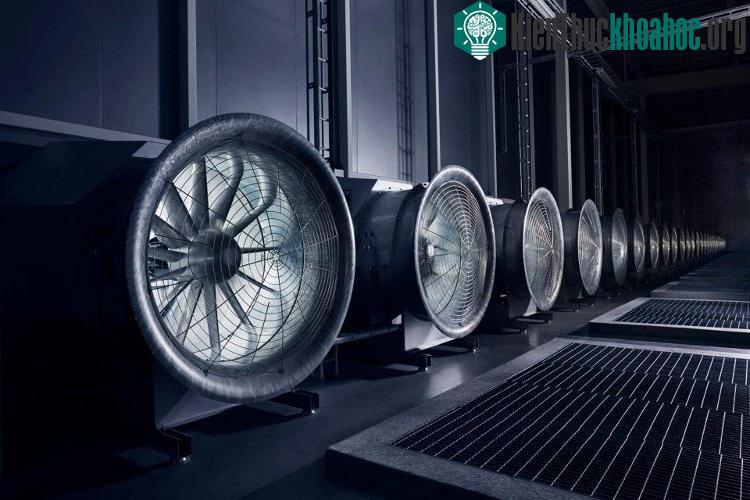 Những chiếc quạt khổng lồ để... hút khí từ ngoài vào trong.