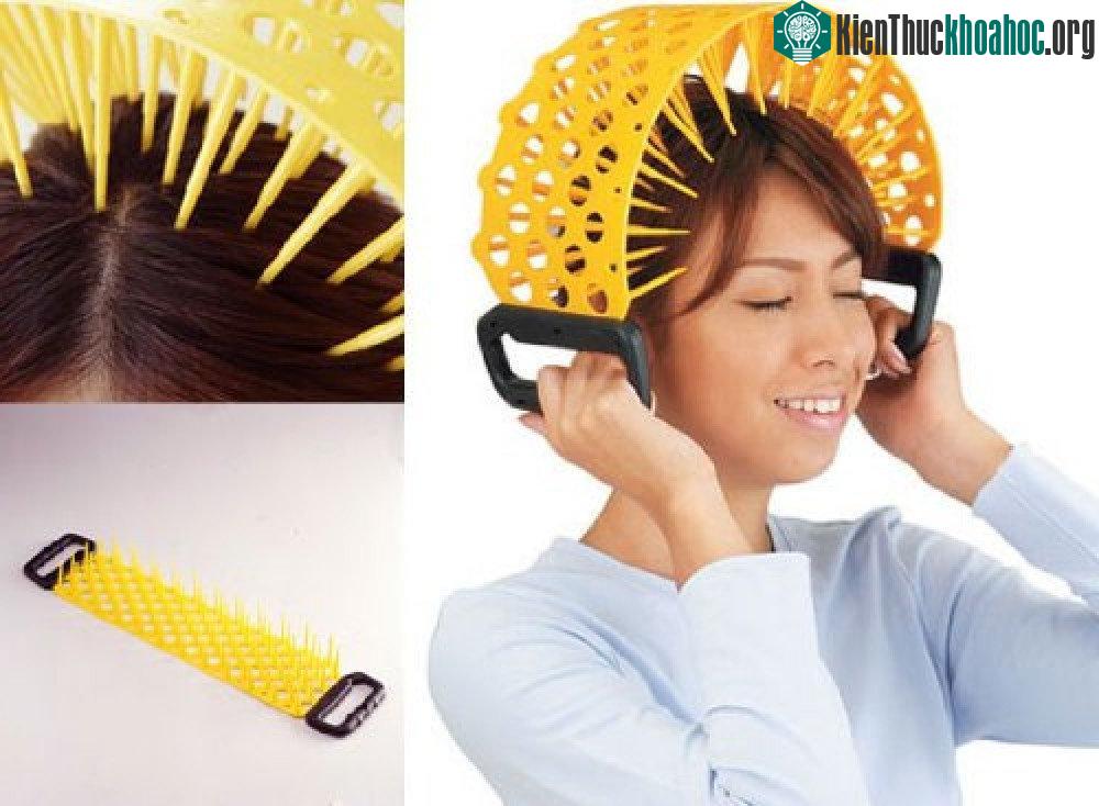 Những chiếc băng đô châm để mát-xa da đầu thoải mái nhìn giống như 1 cái rổ khổng lồ trên đầu vậy.