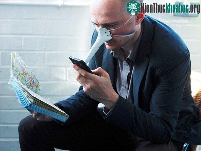 Nhằm đáp ứng nhu cầu sử dụng điện thoại mọi lúc mọi nơi của con người, nhà thiết kế Dominic Wilcox đã phát minh ra một chiếc mũi cảm ứng giúp người sử dụng có thể thoải mái điều khiến chiếc điện th...