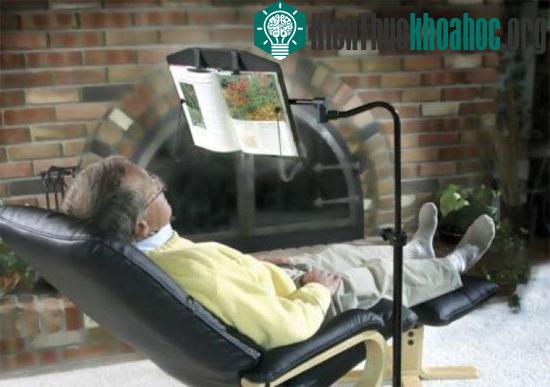 Giá kẹp sách để đọc theo yêu cầu.