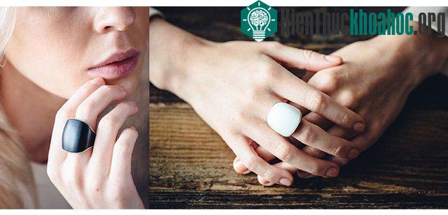 Thiết bị này gần như vô hình vì nó trông chỉ như một chiếc nhẫn trang sức bằng nhựa bình thường