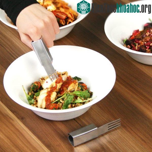 Được thiết kế với kiểu dáng độc đáo, dụng cụ bọc ngón tay theo hình chiếc dĩa giúp người sử dụng có cảm giác thoải mái khi ăn uống mà không sợ làm bẩn tay hay e ngại dùng đũa cồng kềnh.