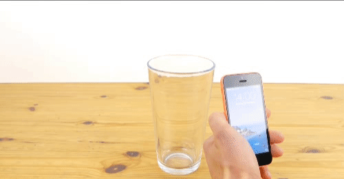 Cho điện thoại vào cốc thủy tinh, âm lượng của loa sẽ vang và lớn hơn.