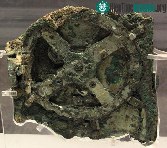 Cỗ máy Antikythera trưng bày ở Bảo tàng Khảo cổ Quốc gia Athens. (Ảnh: Wikipedia.)
