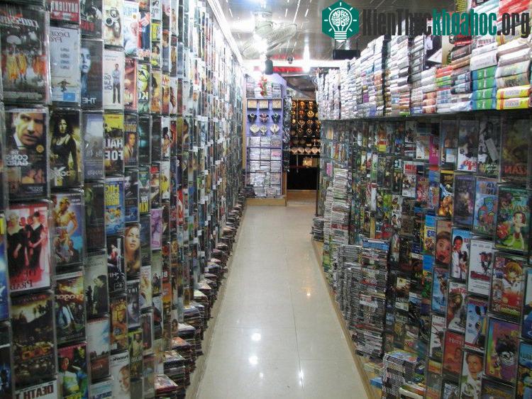 Những cửa hàng băng đĩa nhạc như thế này cũng đã và đang dần bị bóp chết bởi những nhà cung cấp online miễn phí trên mạng.