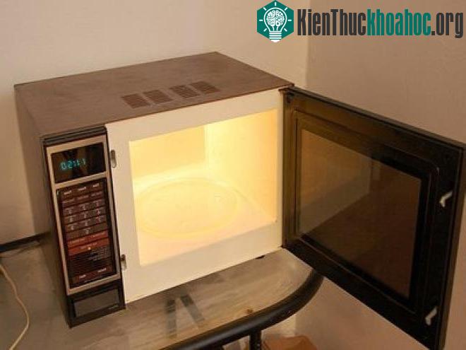Thời điểm Spencer nhận ra mình vừa chế tạo thành công cỗ máy đồng nghĩa với một khám phá mang tính chất cách mạng của thời đại.