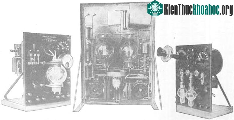 Hệ thống phát sóng Radio AM của De Forest​.&nbsp;(ảnh chụp vào khoảng năm 1916, nguồn Wikipedia)​