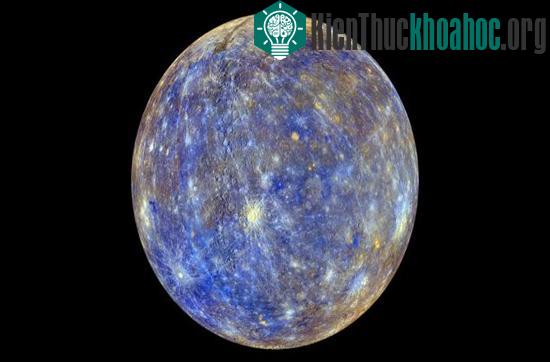 Việc sử dụng màu giả trong chụp ảnh sao Thủy cho phép làm nổi bật sự khác nhau về tính chất hóa học, khoáng học, vật lý học giữa các khối đá trên bề mặt sao Thủy.