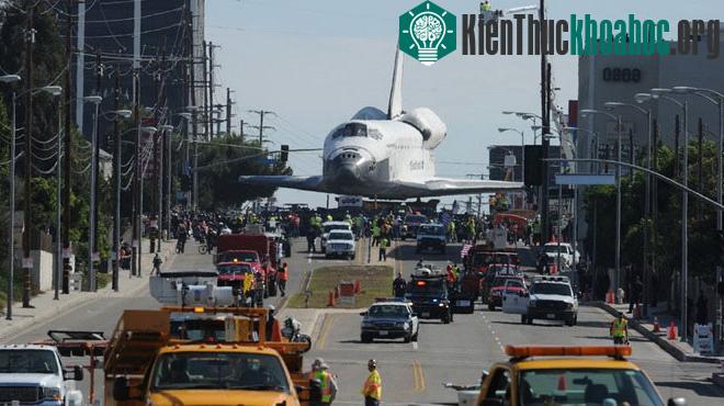 Endeavour di chuyển từ từ trong thành phố Los Angeles - (Ảnh: AFP)