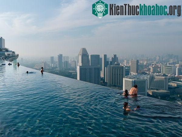 Bể bơi vô cực ở Vịnh Marina, Singapore. Từ đây, bạn có thể nhìn thấy toàn cảnh hòn đảo xinh đẹp này - (Ảnh: Chia Ming Chien)