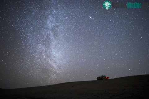 Dải Ngân Hà làm nền cho một xe bọc thép của quân đội Mỹ tại quận Musa Qala, tỉnh Helmand, Afghanistan hôm 23/1. (Ảnh: AFP)