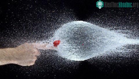 Telegraph dẫn lời Scott DicksonScott cho biết: "Tôi muốn thử nghiệm và hiểu hơn nghệ thuật trong vật lý khi bong bóng nước&nbsp;vỡ ra. Cụ thể là tôi muốn nắm bắt cơ thể nước khi nó trôi nổi ở ...