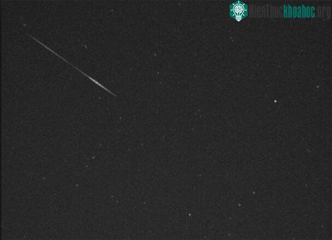 Một máy ảnh từ Trung tâm Chuyến bay vũ trụ Marshall của NASA chụp được cảnh tượng sao băng trên bầu trời thành phố Huntsville, bang Alaska, Mỹ vào rạng sáng hôm 21/10. (Ảnh: NASA)