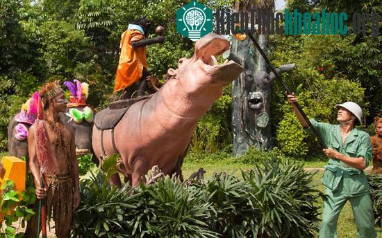 Cũng trong dàn đồng ca, chú hà mã này đang tự tin khoe giọng hát của mình.