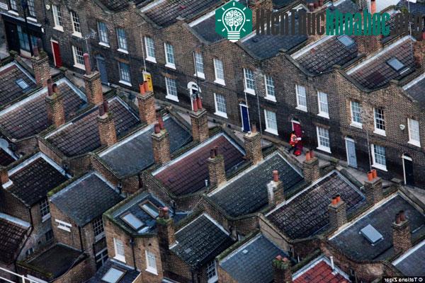 Cảnh chụp một góc phố ở London thời điểm một người đưa thư đang gõ cửa