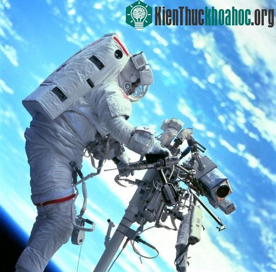 Phi hành gia Steven L. Smith của NASA làm việc trên không gian năm 1999.