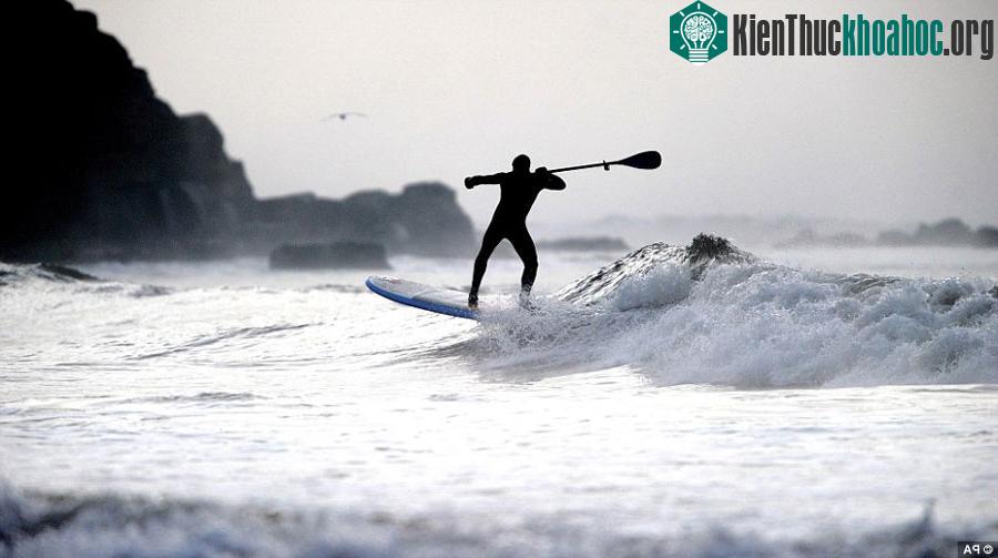 Một người lướt sóng bất chấp nhiệt độ đóng băng vẫn ra biển ở Longsands, Tynemouth vào sáng sớm.