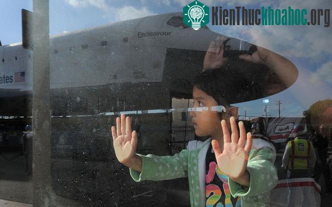 Hình ảnh Endeavour phản chiếu trên cửa kính - (Ảnh: AP)