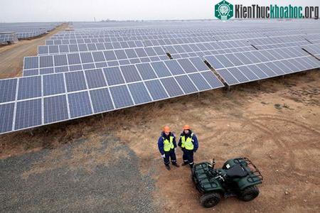 Đây là là nhà máy điện mặt trời lớn nhất tại trung và đông Âu, và lớn thứ 4 trên thế giới sau các nhà máy Sarnia (Canada), Montalto di Castro (Italia) và Finsterwalde (Đức).