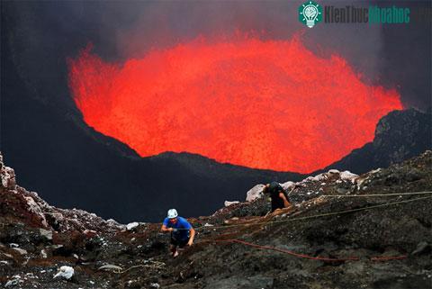 Đùa giỡn với núi lửa ảnh 3