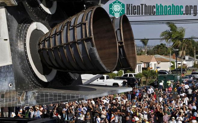 Đông đảo người dân đứng xem Endeavour - (Ảnh: Reuters, Getty Images)